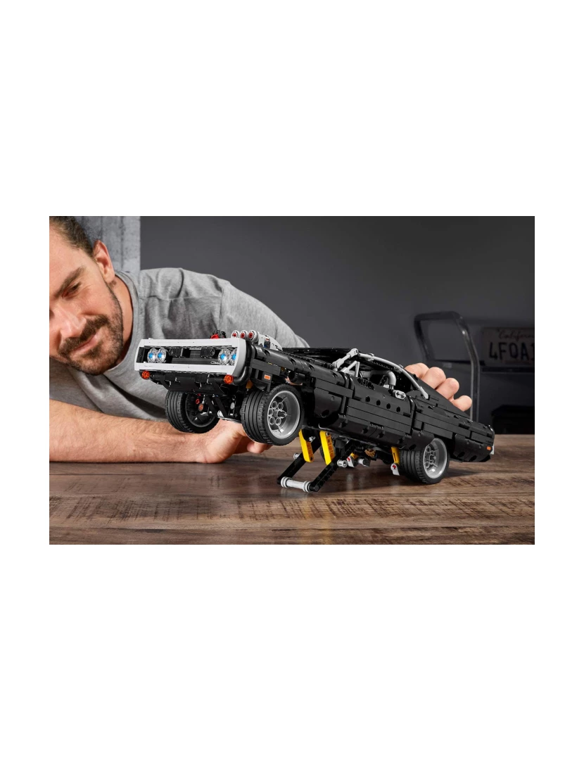 imagem de LEGO Technic 42111 Dom's Dodge Charger Fast & Furious4