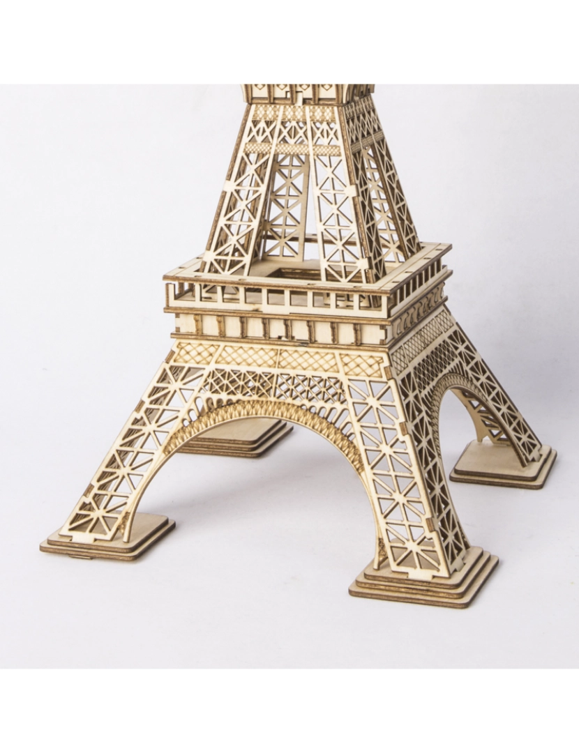 imagem de DAM. Torre Eiffel. Modelo 3D realista com grande detalhe, 121 partes3