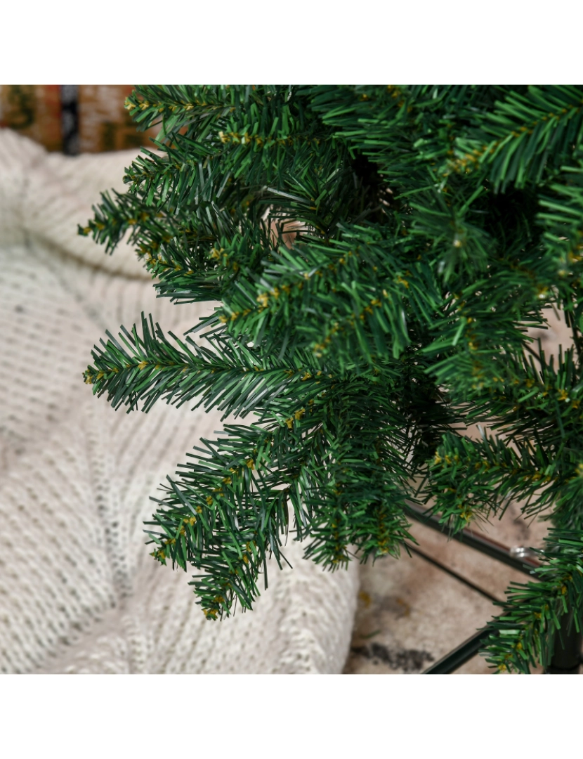 imagem de HOMCOM Árvore de Natal Artificial 210cm Ignífugo com 631 Ramos de PVC e Suporte de Metal Decoração de Natal para Interiores Fácil de Montar Verde8