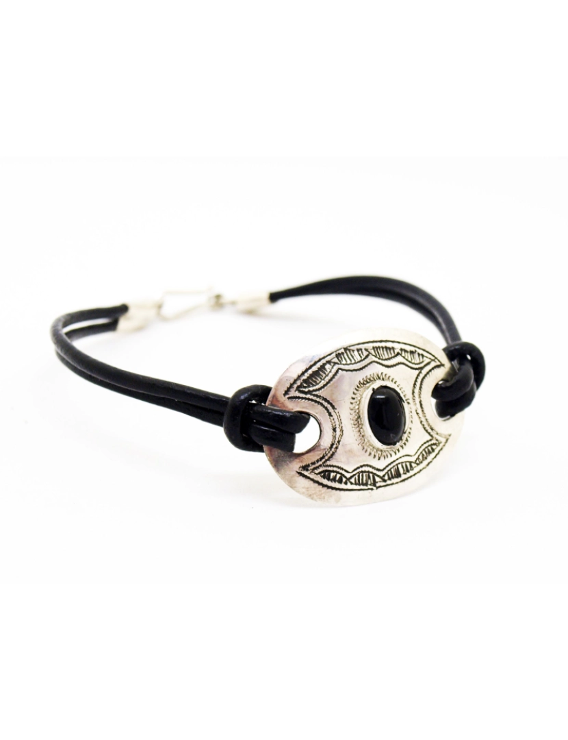 imagem de Pulseira de couro e placa oval prateada1