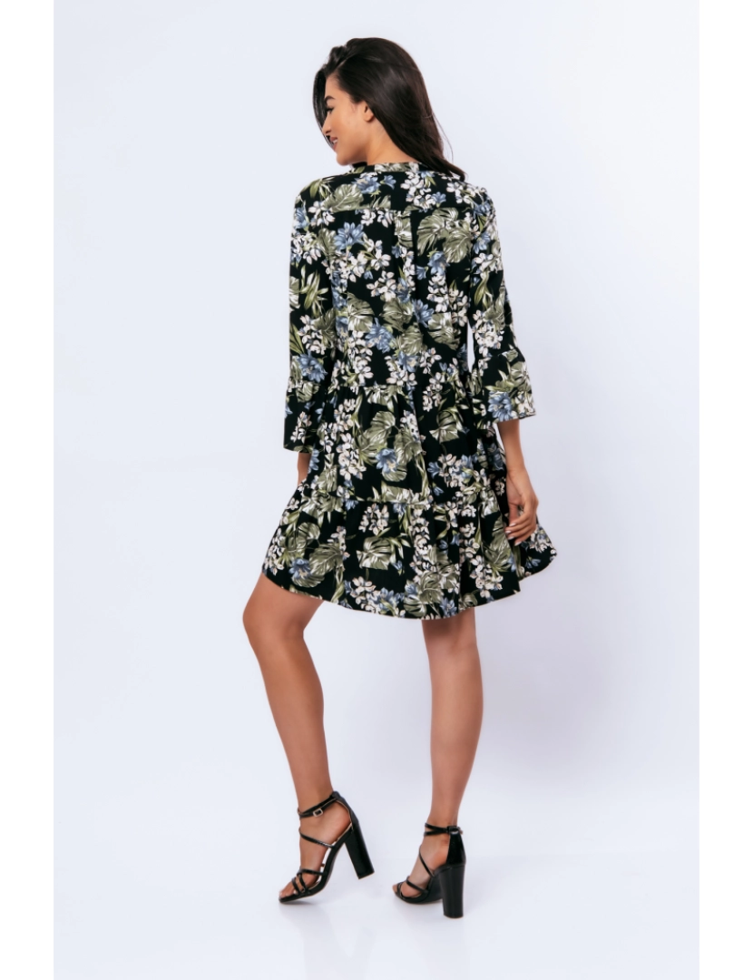 imagem de Khaki, Ecru e vestido floral azul com mangas de sino4