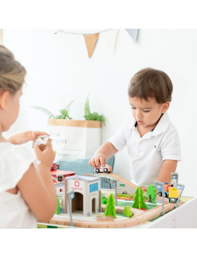 imagem de Mesa de madeira dos brinquedos do laboratório do jogo pré-escolar de Teamson Kids com 85-Pc Train e conjunto da cidade5