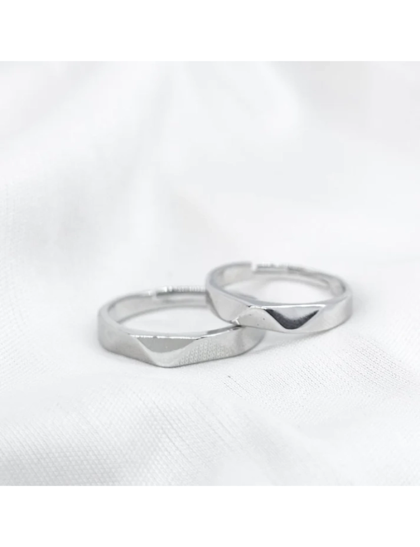 The Colourful Aura - Conjunto de anel de correspondência de promessa de casal ajustável de prata de corte de ângulo liso