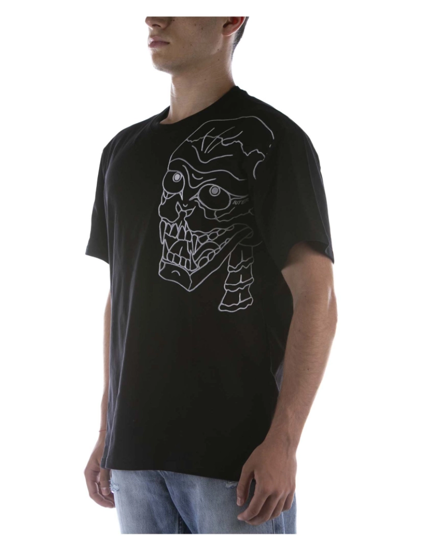 imagem de T-Shirt Preta Iuter Skull Tee2