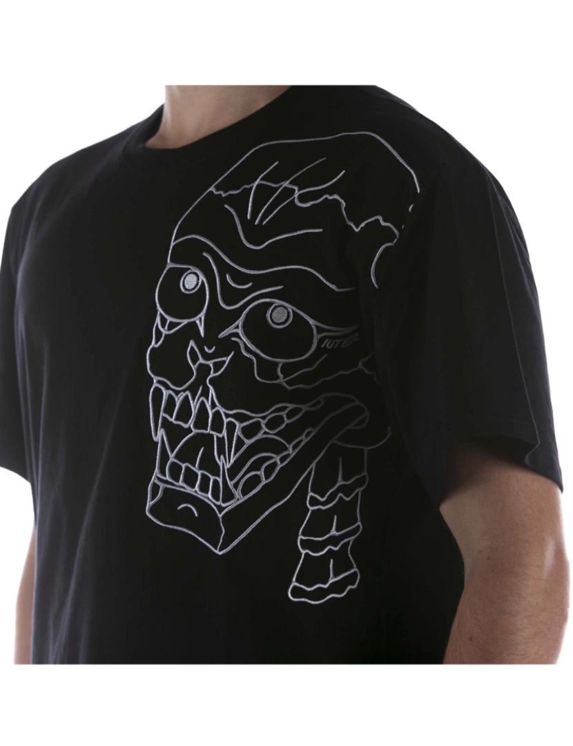 imagem de T-Shirt Preta Iuter Skull Tee4