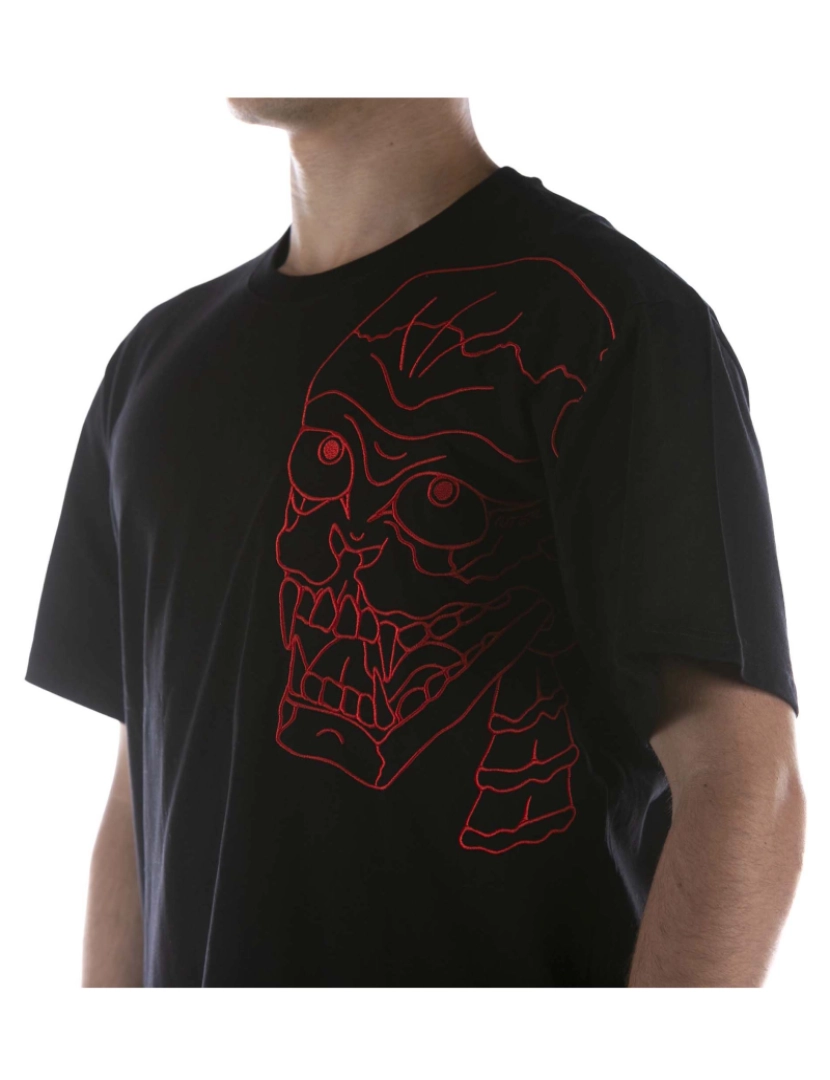 imagem de T-Shirt Preta Iuter Skull Tee4