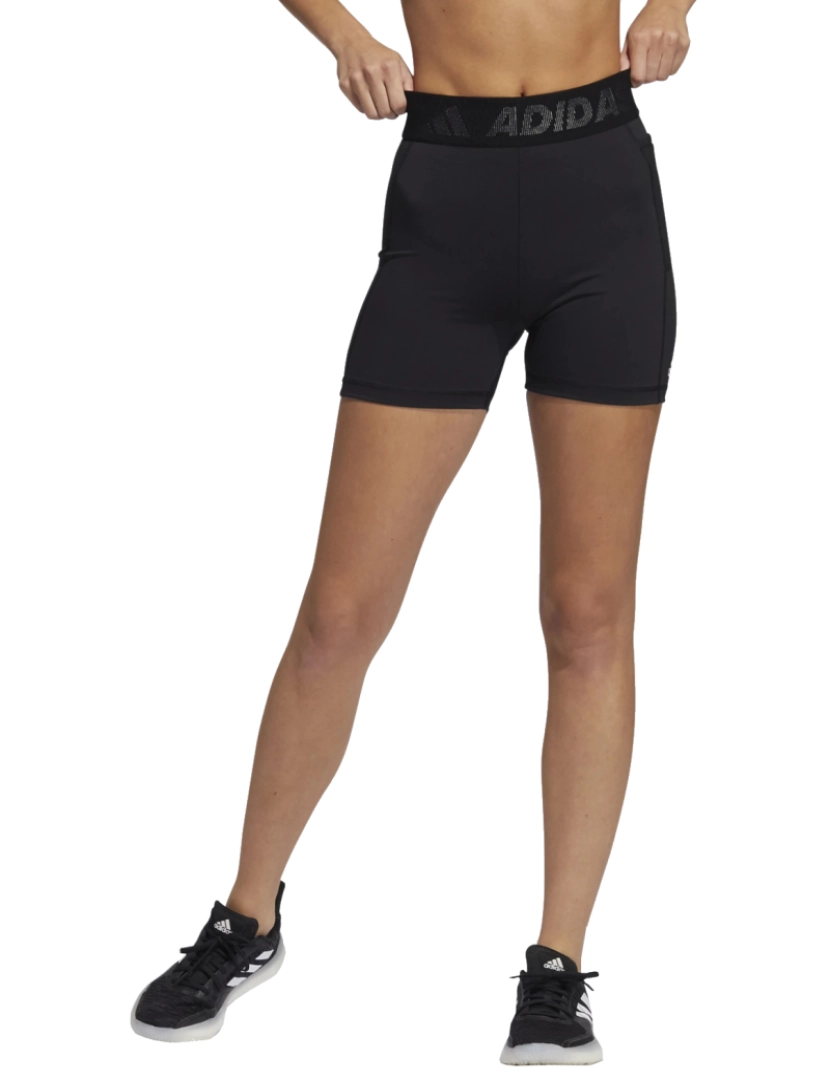 imagem de Techfit Badge Of Sport Shorts, Black Shorts1