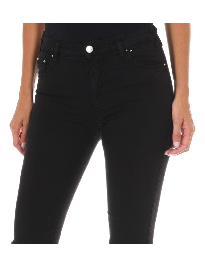 imagem de Calça jeans comprida confeccionada em tecido elástico 10DB50255-G239 mulher2