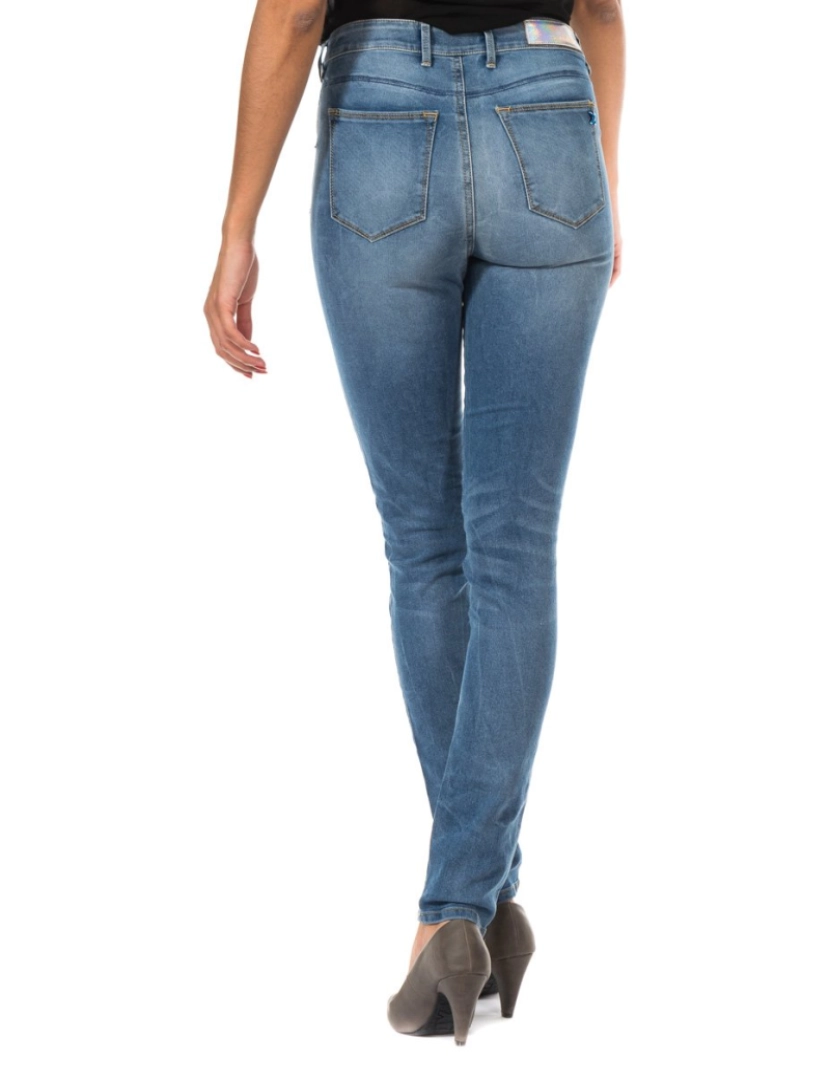 imagem de Calça jeans comprida com corte na barra reta 10DB50292 mulher3