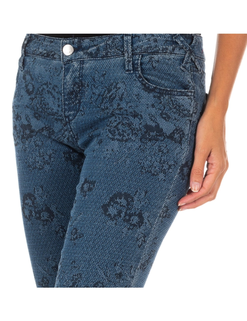 imagem de Calça jeans comprida estampadoda e elástica 10DB50210 mulher2