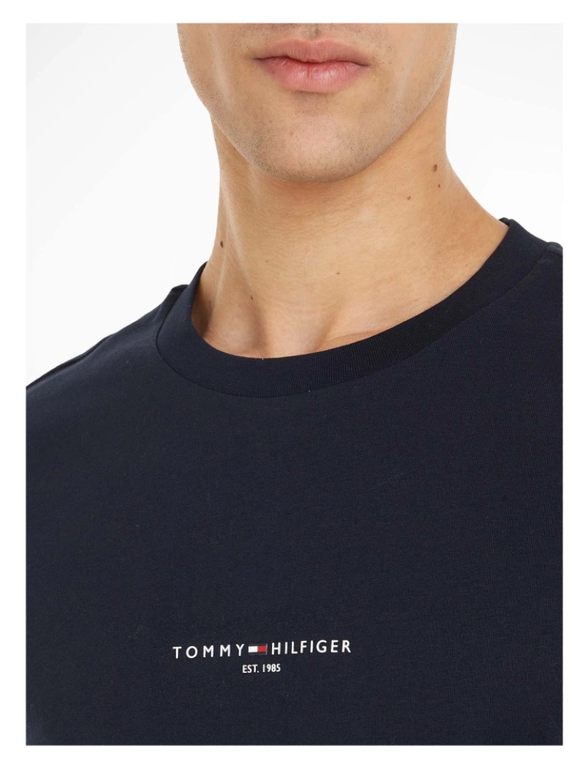 imagem de T-Shirt Tommy Hilfiger Com Logotipo Tommy Dirigido Para Você4