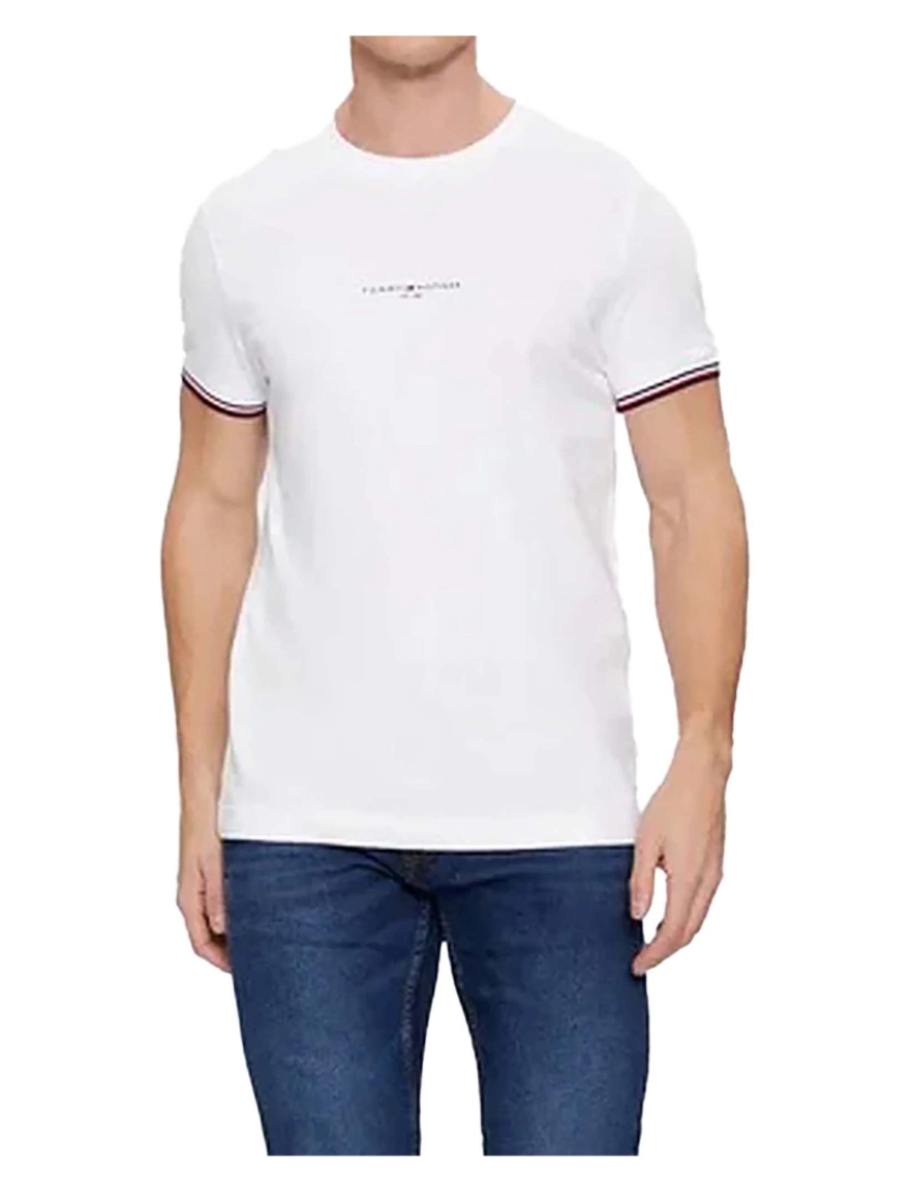 imagem de T-Shirt Tommy Hilfiger Com Logotipo Tommy Dirigido Para Você2