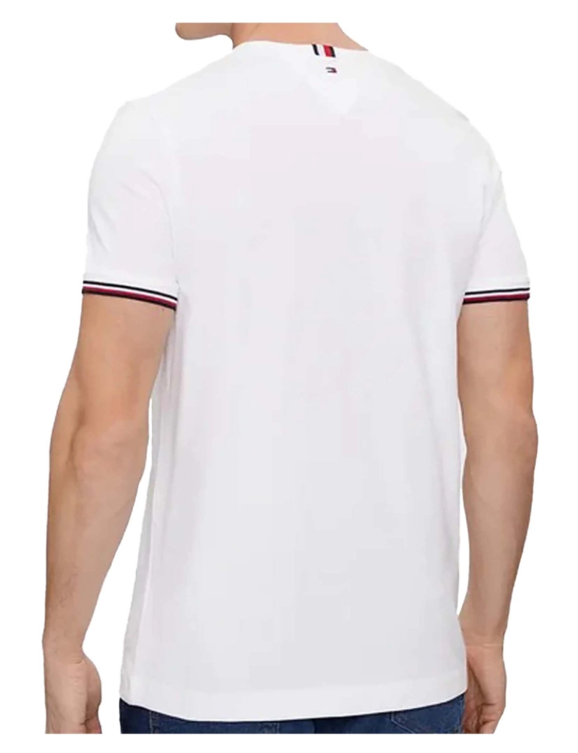imagem de T-Shirt Tommy Hilfiger Com Logotipo Tommy Dirigido Para Você3