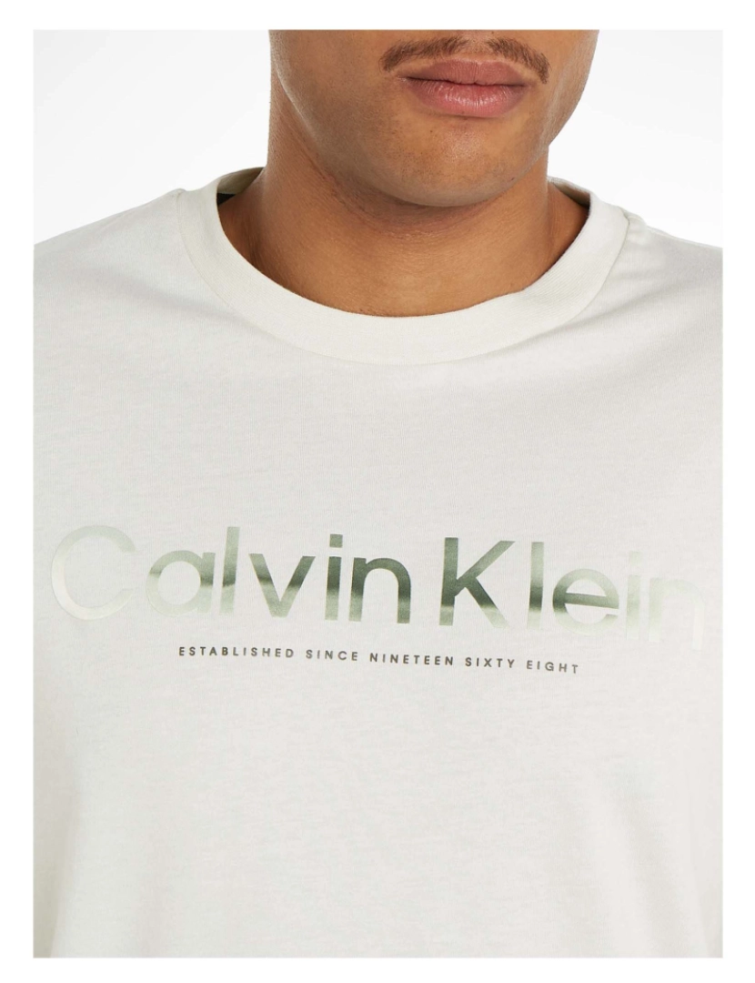 imagem de Camiseta Calvin Klein Com Logotipo Difuso4