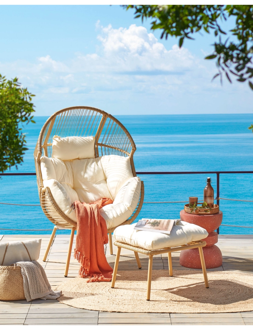 imagem de Poltrona de jardim em rattan natural com apoio para os pés almofadas para as costas assento em algodão branco interior e exterior2