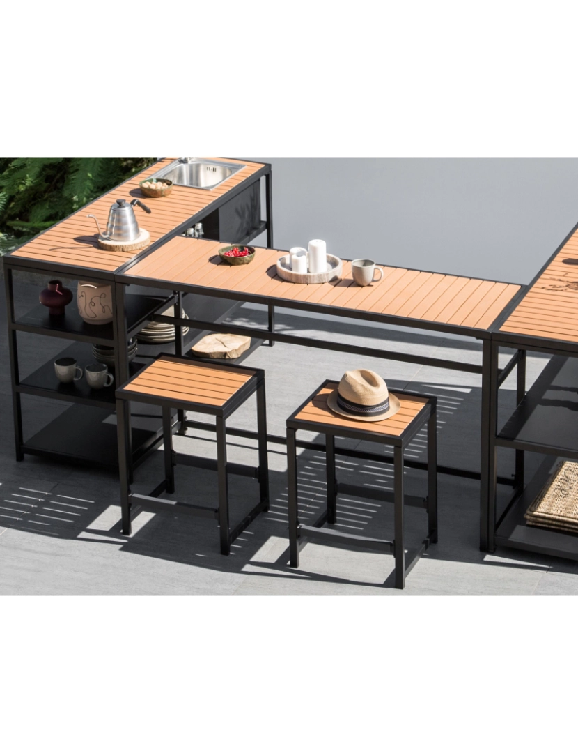 imagem de Mesa de jardim em aço preto com tampo em madeira castanha clara 150 x 50 cm para 4 pessoas para exterior de estilo rústico2