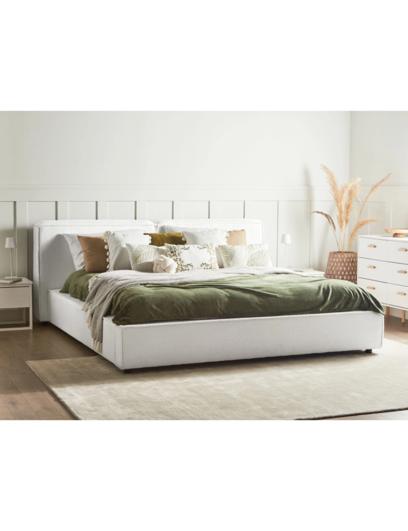 imagem de Cama de casal em tecido bouclé branco 180 x 200 cm com base de ripas e cabeceira densamente estofada para quarto moderno2