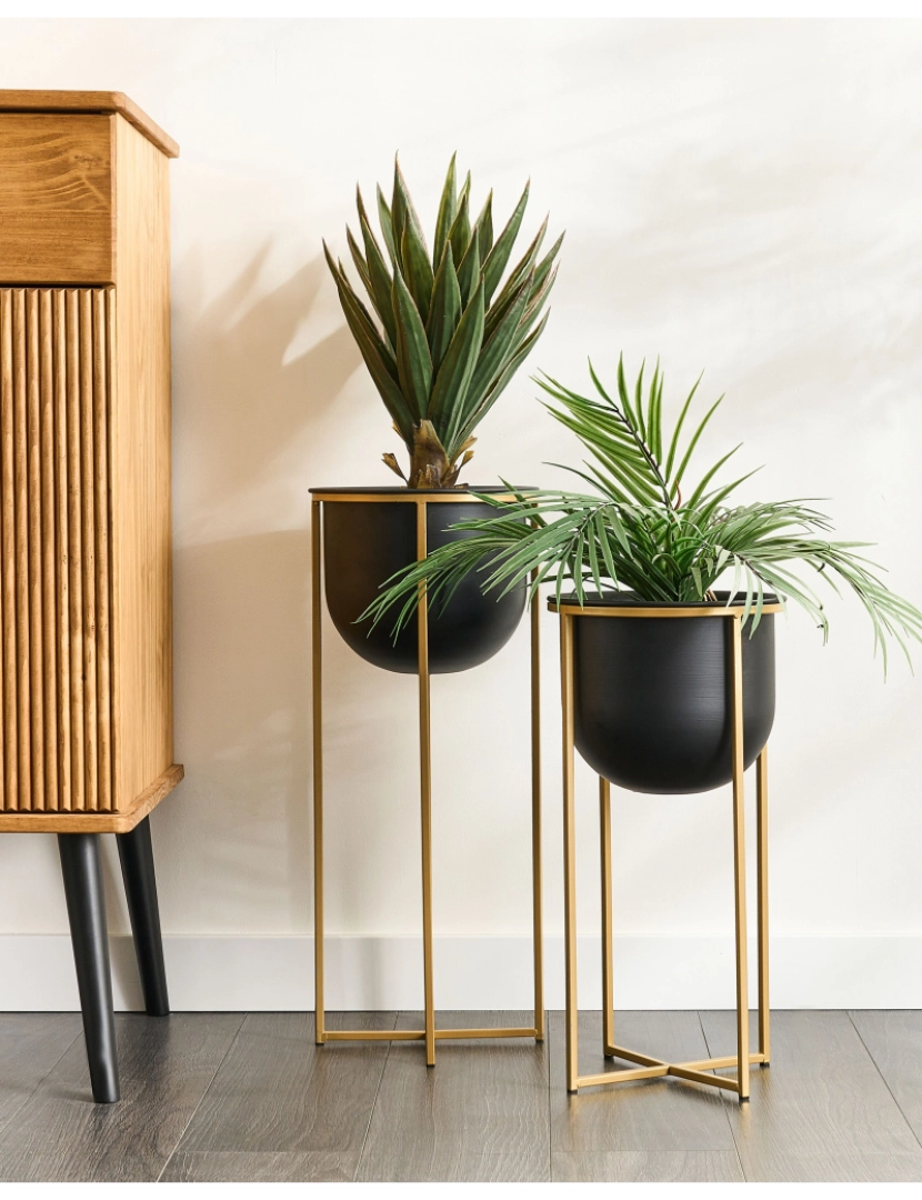 imagem de Conjunto de 2 vasos para plantas pretos com suporte em ferro dourado 46 e 56 cm 31 x 31 x 52 cm de estilo industrial2