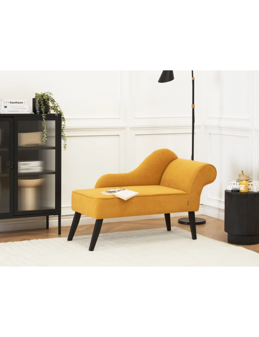 imagem de Chaise-longue à direita estofada em tecido amarelo mostarda com pernas de madeira escura de estilo glamoroso2