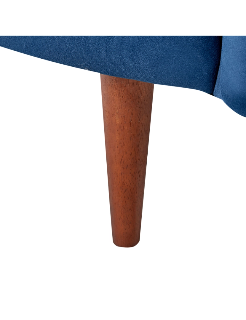 imagem de Chaise-longue em veludo azul à esquerda com pés de madeira escura e almofadas para sala de design moderno10