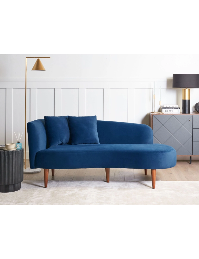 imagem de Chaise-longue em veludo azul à esquerda com pés de madeira escura e almofadas para sala de design moderno3