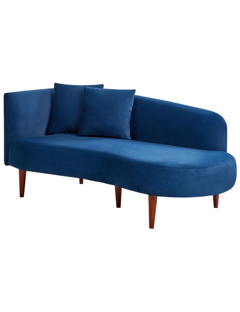 imagem de Chaise-longue em veludo azul à esquerda com pés de madeira escura e almofadas para sala de design moderno4