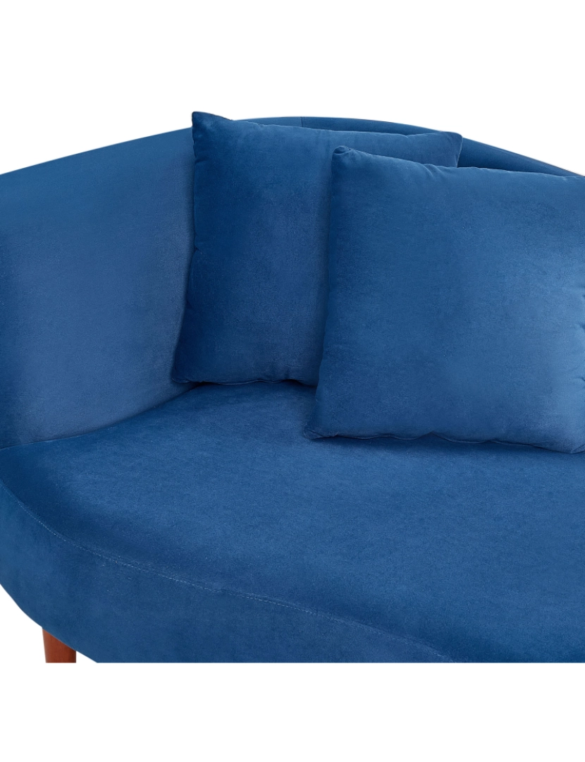 imagem de Chaise-longue em veludo azul à esquerda com pés de madeira escura e almofadas para sala de design moderno8