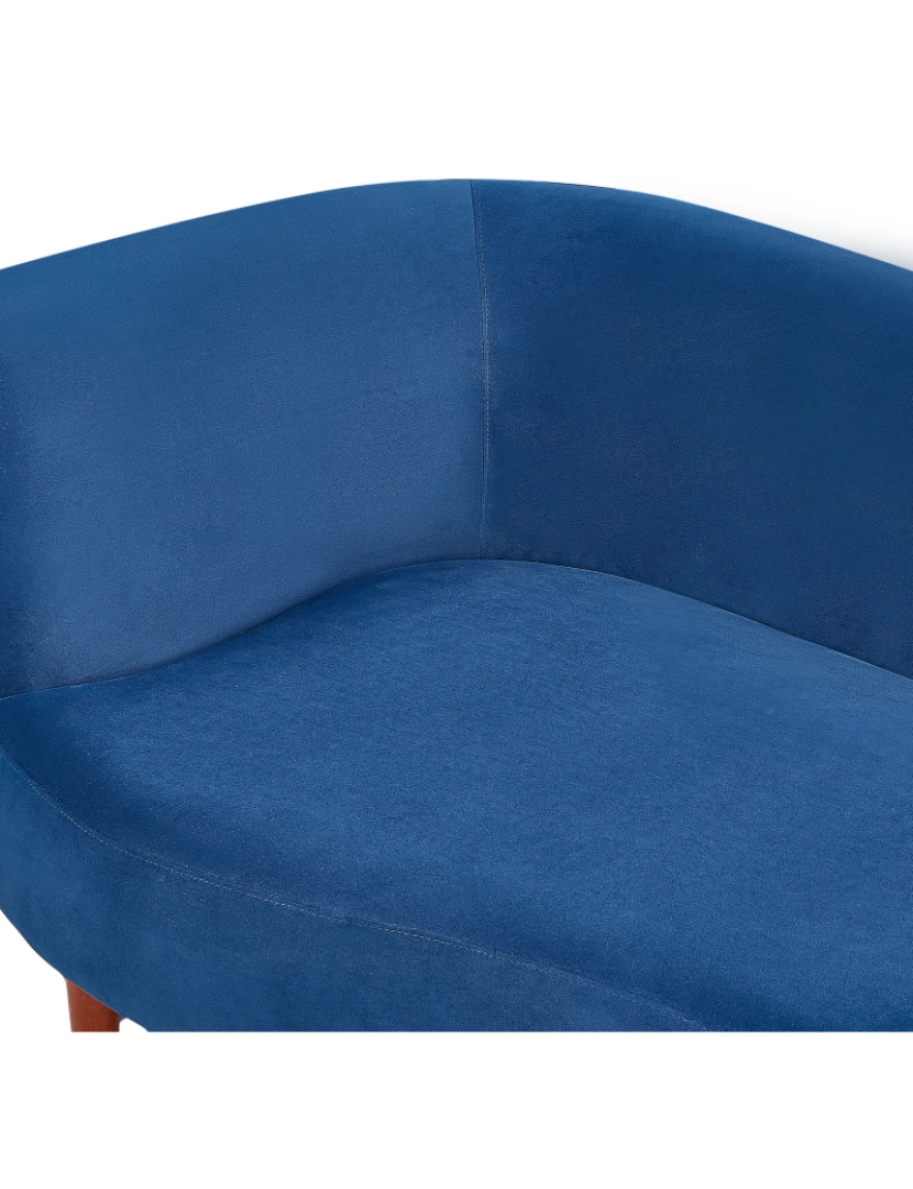 imagem de Chaise-longue em veludo azul à esquerda com pés de madeira escura e almofadas para sala de design moderno9