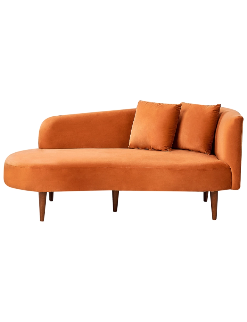 imagem de Chaise-longue em veludo laranja à direita com pés de madeira escura e almofadas para sala de design moderno1