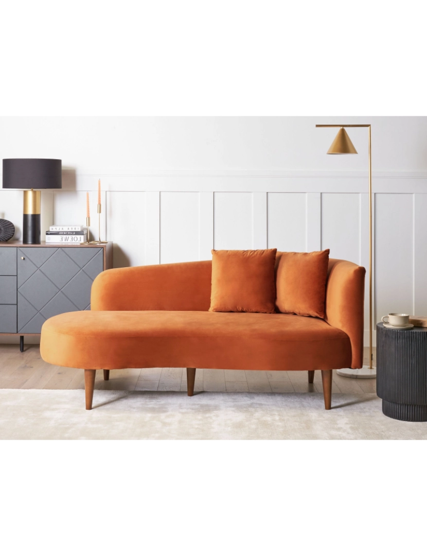 imagem de Chaise-longue em veludo laranja à direita com pés de madeira escura e almofadas para sala de design moderno3