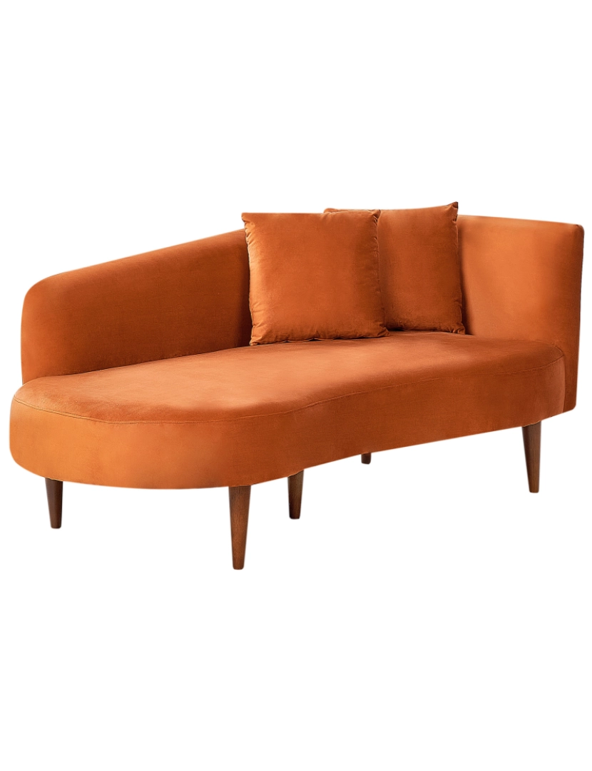 imagem de Chaise-longue em veludo laranja à direita com pés de madeira escura e almofadas para sala de design moderno4