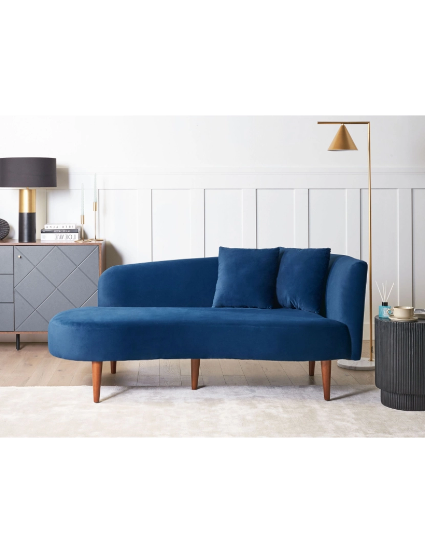 imagem de Chaise-longue em veludo azul à direita com pés de madeira escura e almofadas para sala de design moderno3