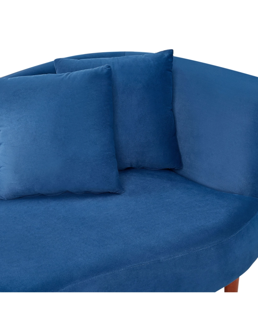 imagem de Chaise-longue em veludo azul à direita com pés de madeira escura e almofadas para sala de design moderno8