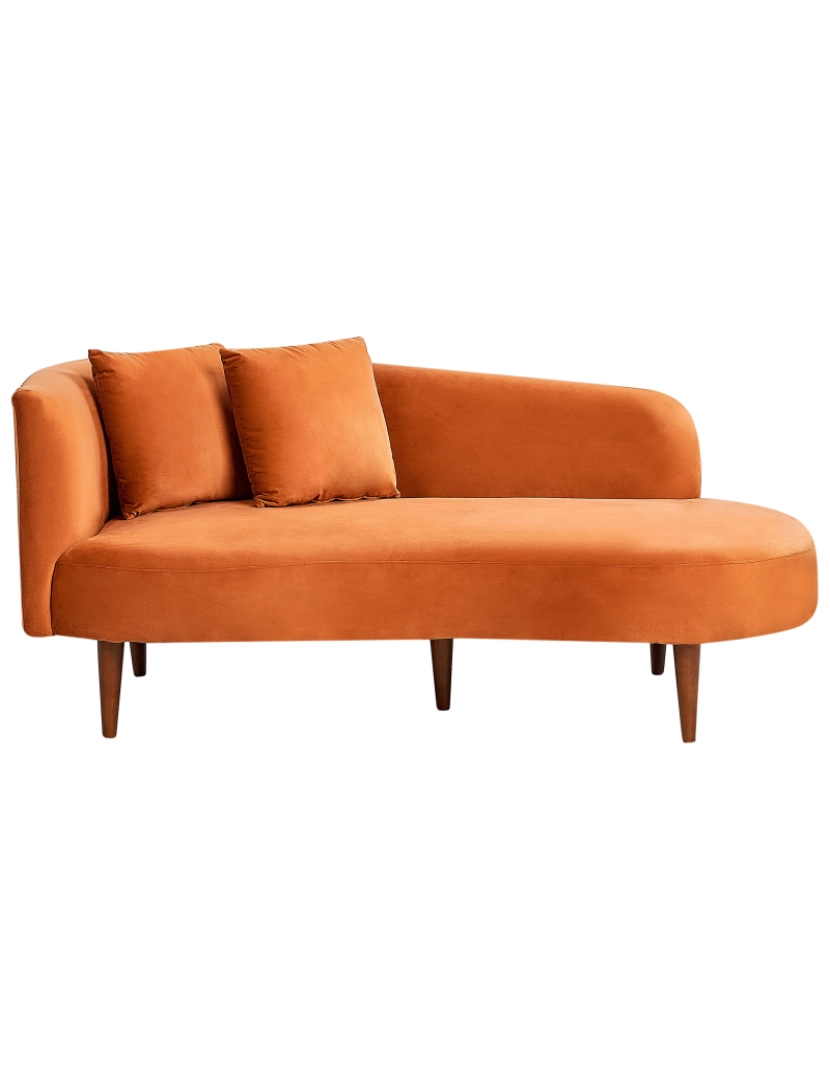 imagem de Chaise-longue em veludo laranja à esquerda com pés de madeira escura e almofadas para sala de design moderno1