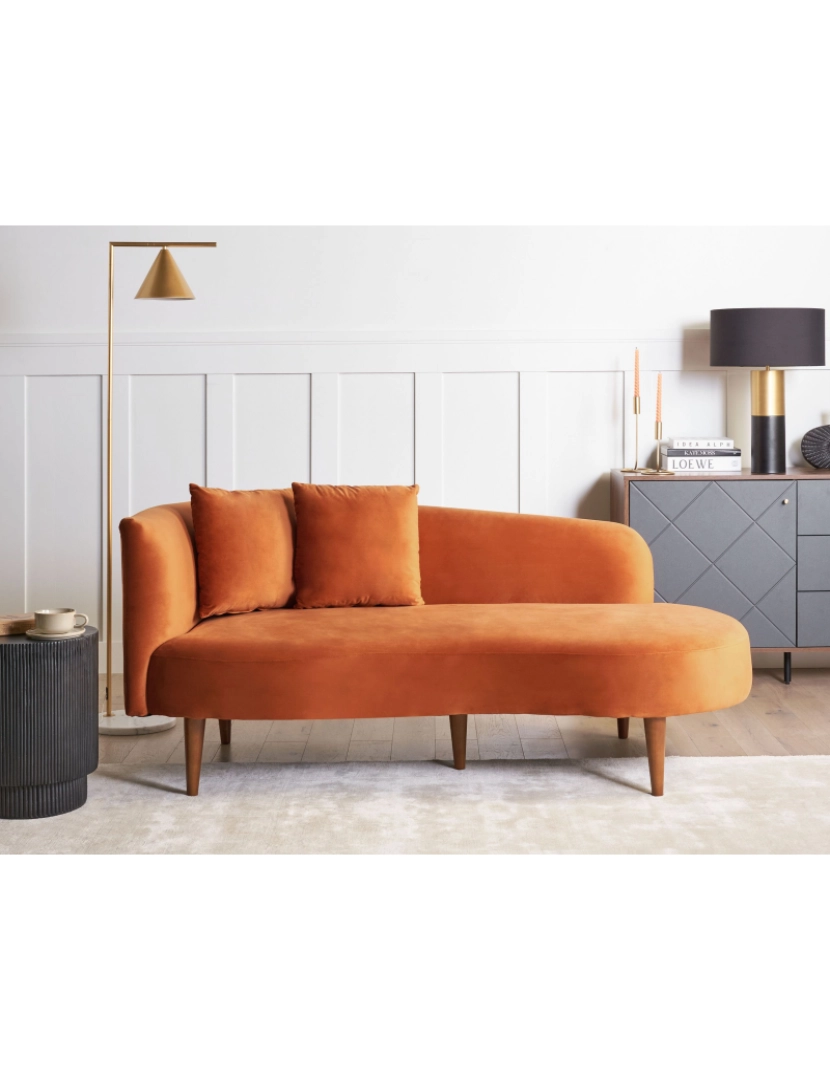 imagem de Chaise-longue em veludo laranja à esquerda com pés de madeira escura e almofadas para sala de design moderno3