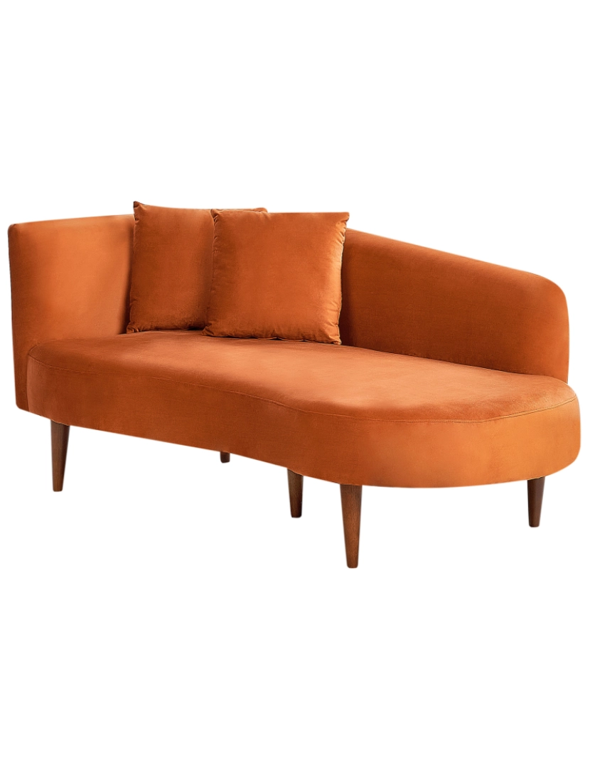 imagem de Chaise-longue em veludo laranja à esquerda com pés de madeira escura e almofadas para sala de design moderno4