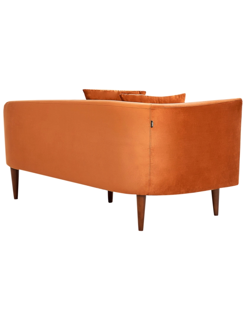 imagem de Chaise-longue em veludo laranja à esquerda com pés de madeira escura e almofadas para sala de design moderno5