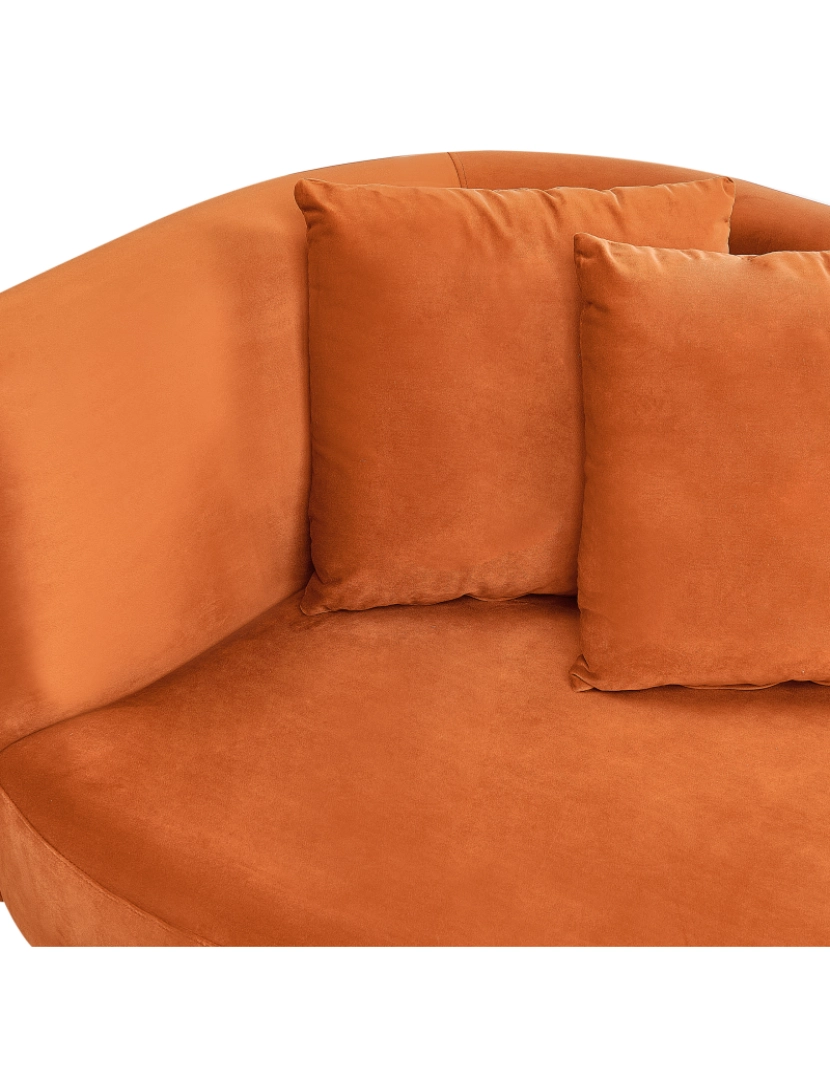 imagem de Chaise-longue em veludo laranja à esquerda com pés de madeira escura e almofadas para sala de design moderno8