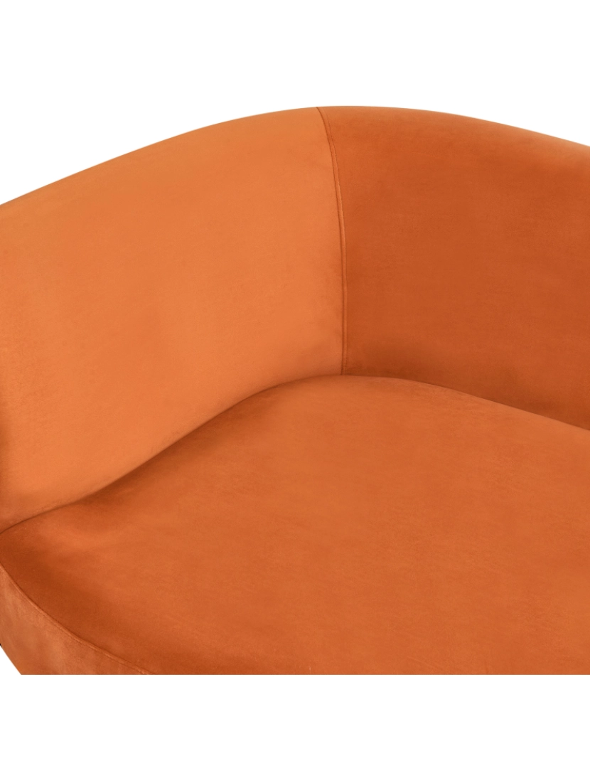 imagem de Chaise-longue em veludo laranja à esquerda com pés de madeira escura e almofadas para sala de design moderno9