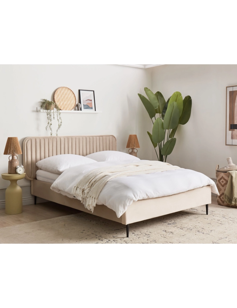 imagem de Cama de casal estofada em veludo taupe 140x200 com cabeceira e pernas metálicas design moderno para quarto3