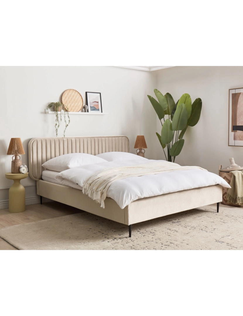 imagem de Cama de casal estofada em veludo taupe 160x200 com cabeceira e pernas metálicas design moderno para quarto3