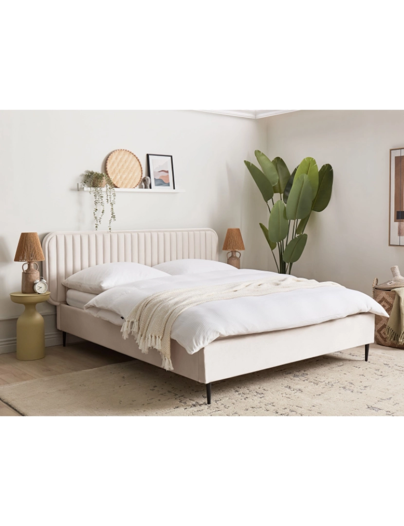 imagem de Cama de casal estofada em veludo creme 160x200 com cabeceira e pernas metálicas design moderno para quarto3