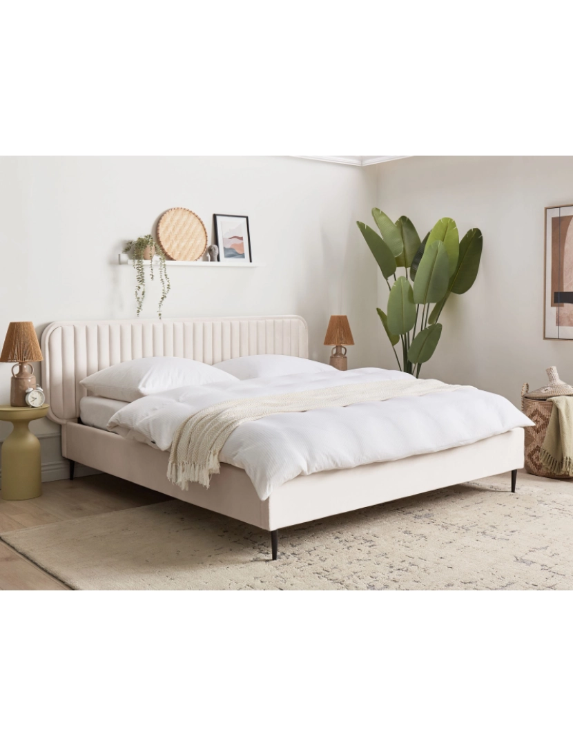 imagem de Cama de casal estofada em veludo creme 180x200 com cabeceira e pernas metálicas design moderno para quarto3