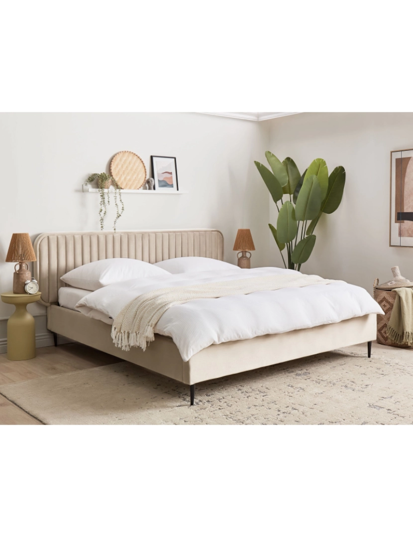 imagem de Cama de casal estofada em veludo taupe 180x200 com cabeceira e pernas metálicas design moderno para quarto3