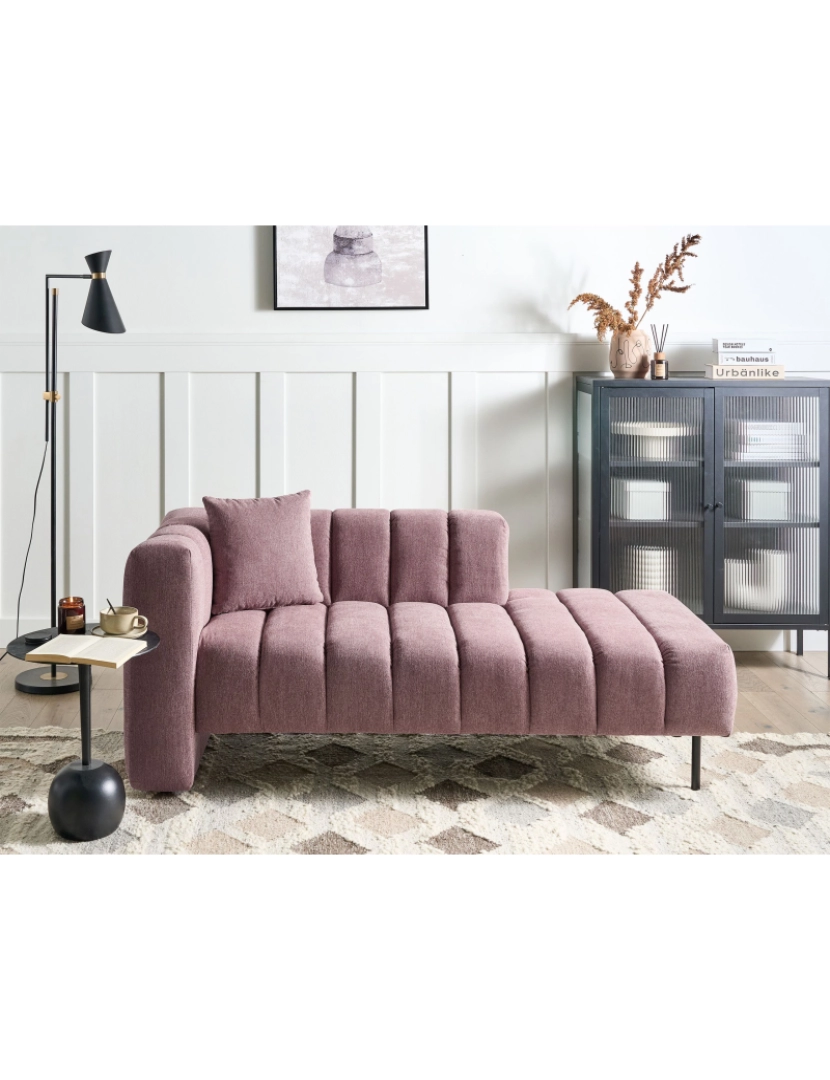 imagem de Chaise-longue estofada em tecido rosa com pernas pretas versão à esquerda e almofada para interiores modernos3